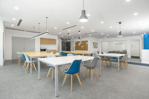 Service office space for rent, decorated in a minimalist style, complete with furniture and office equipment, Phaya Thai area