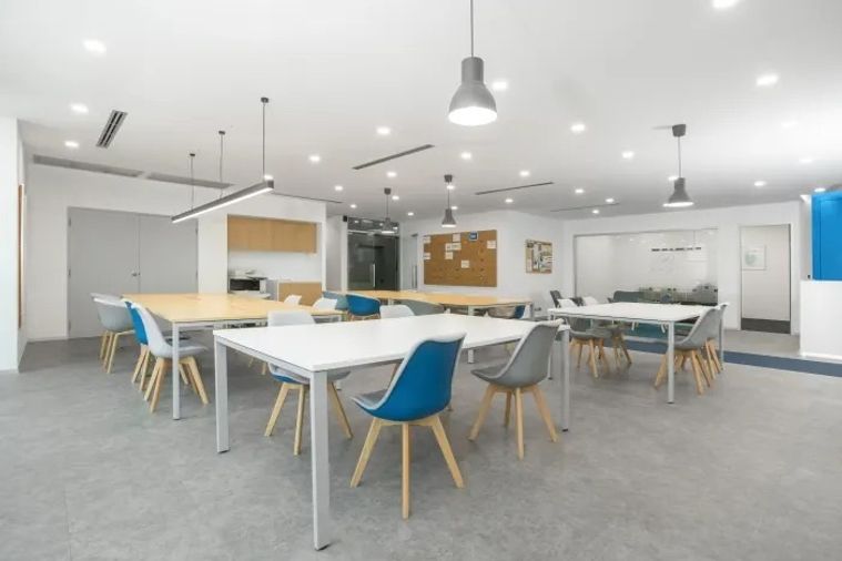 พื้นที่เซอร์วิสออฟฟิศให้เช่าตกแต่งสไตล์มินิมอลพร้อมเฟอร์นิเจอร์ และอุปกรณ์สำนักงาน ย่านพญาไท