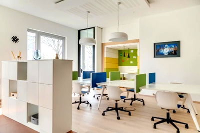 Office for rent University of the Thai Chamber of Commerce : Office space for rent on the 35th floor of The Ninth Tower A, a striking glass building and one of the two prominent towers in the Huai Khwang area.