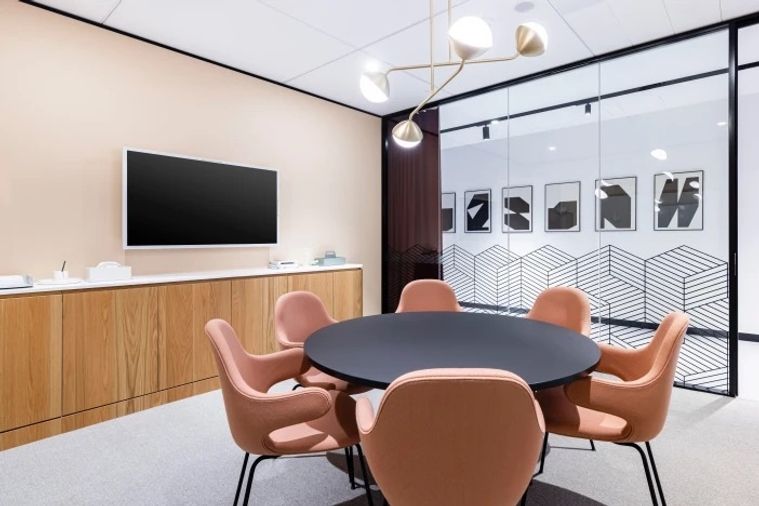 พื้นที่สำนักงานให้เช่าทันสมัยในอาคารซีอาร์ซีทาวเวอร์ ออลซีซั่นส์เพลส พร้อมวิวทิวทัศน์ของกรุงเทพ และสิ่งอำนวยความสะดวกในอาคารครบครัน