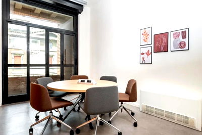 Office for rent University of the Thai Chamber of Commerce : Office space for rent on the 35th floor of The Ninth Tower A, a striking glass building and one of the two prominent towers in the Huai Khwang area.