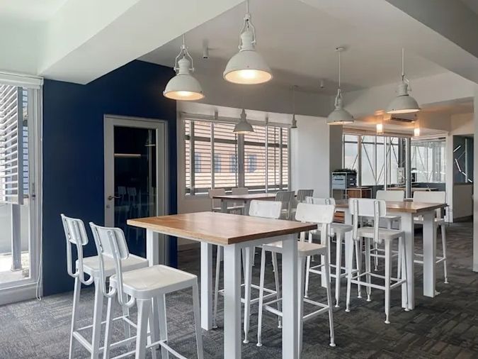 พื้นที่ออฟฟิศ พร้อมcoworking สุดทันสมัยให้เช่า บนอาคารบลูชิพส์ ทองหล่อ ภายในอาคารเป็นล็อบบี้สุดโมเดิร์นซึ่งเปิดทางนำไปสู่ออฟฟิศรูปแบบร่วมสมัย