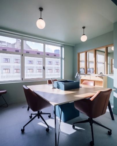 เซอร์วิสออฟฟิศให้เช่าบนเกษร วิลเลจ ใจกลางย่านธุรกิจของกรุงเทพ ผ่อนคลายไปกับการตกแต่งภายในแบบสมัยใหม่ เฟอร์นิเจอร์ครบครัน ช่วยตอบโจทย์ทุกการทำงาน 