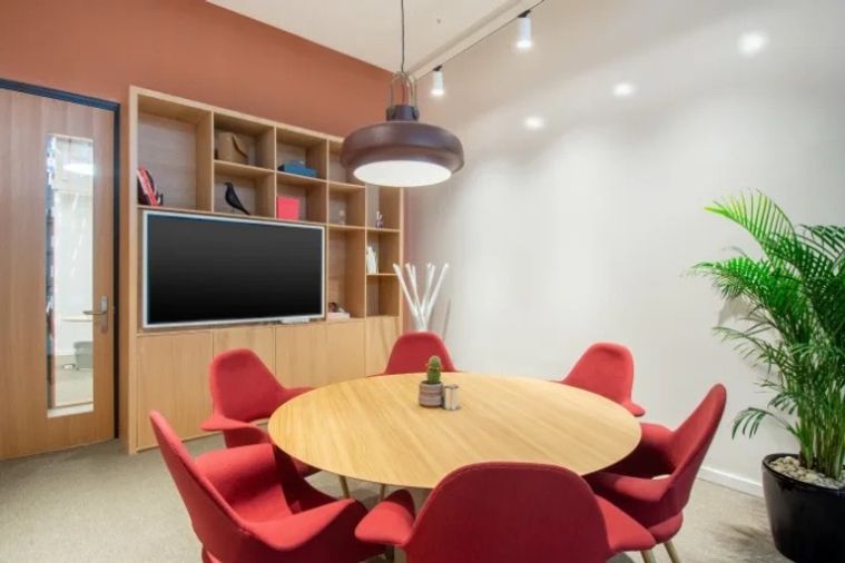 พื้นที่สำนักงานให้เช่าทันสมัยในอาคารซีอาร์ซีทาวเวอร์ ออลซีซั่นส์เพลส พร้อมวิวทิวทัศน์ของกรุงเทพ และสิ่งอำนวยความสะดวกในอาคารครบครัน