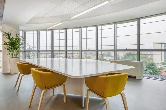 Office for rent, Siam Tower Building, modern building in the heart of the city, view from the tall building enhances the working atmosphere.