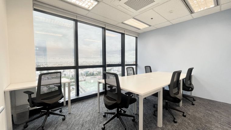 Office space for rent at Muang Thai Phatra Building B, featuring a spacious layout with ample natural light — ideal for a productive work environment.