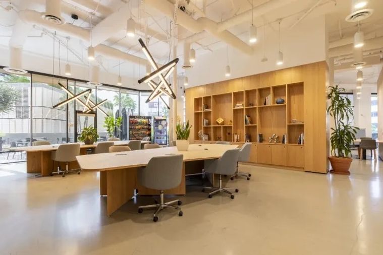 เซอร์วิสออฟฟิศให้เช่าบนอาคารเอ็กซ์เชนจ์ทาวเวอร์ สำนักงานที่ตกแต่งครบครันเพื่อการใช้งานอย่างสะดวกสบายและวิวที่มองเห็นได้รอบทั่วเมืองจากชั้น 29