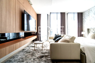 Condos for rent : Modern Studio with Partition Super High Fl. Perfect Location Next to BTS Phloen Chit /Condo For Rent-Noble Ploenchit