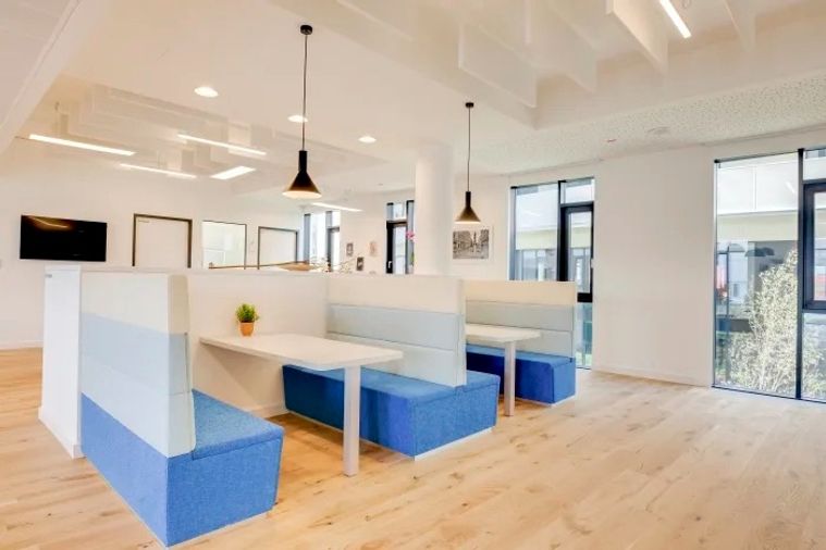 เซอร์วิสออฟฟิศให้เช่าบนอาคาร S.P.(IBM) ย่านอารีย์ มีการออกแบบที่ทันสมัย พร้อมด้วยพื้นที่Co-working space สำนักงานส่วนตัว ห้องประชุม ไว้รองรับการทำงาน