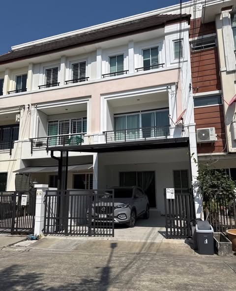 ทาวน์โฮมให้เช่า : บ้านให้เช่า Bann Klang Muang Royal Monaco Srinakarin พร้อมเข้าอยู่สนใจติดต่อ Line @goodmanpro หรือ โทร 0999029192