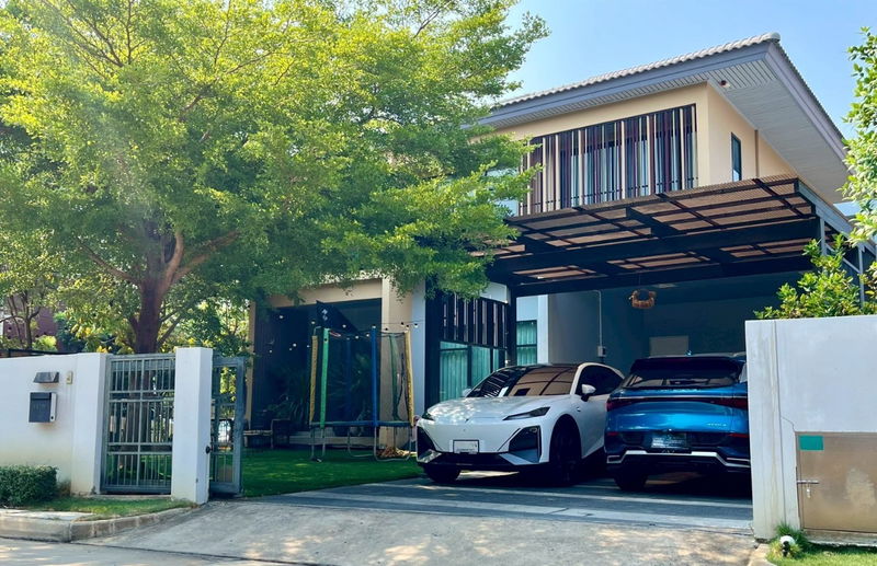 Houses for sale : For Sale: Luxury Large Single House in Burasiri Rangsit 90sq.w 4 Beds | 5 Baths | 1 Maid’s Room Sell Price: 11.7 MB Special Offer: Only 10.5 MB