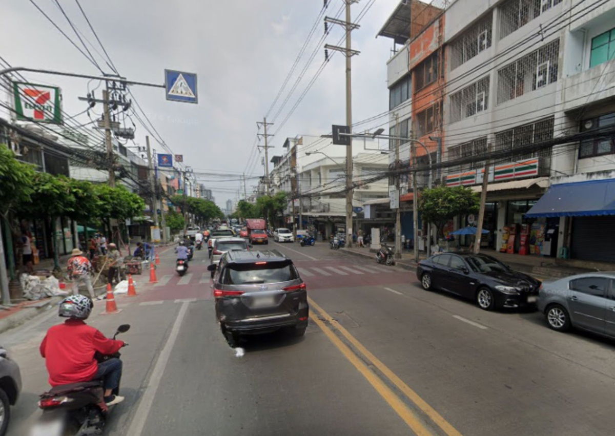 รูป ขายด่วน ที่ดินพร้อมสิ่งปลูกสร้าง โซนถนนจันทร์ ใกล้ทางด่วนศรีรัช - รูปที่ 2/4