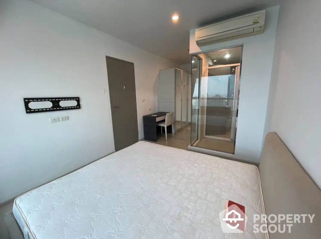 picture 2-BR Condo at Life Ratchadapisek near MRT Huai Khwang (ID 880972) - 9/17