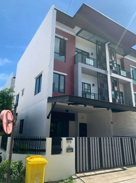 Three-story townhome sale, area 29.3 square meters. (Back corner) Iphil Village, Bangna, Kaewjanapisek Road, Soi 57/2 Flower Subdistrict, 