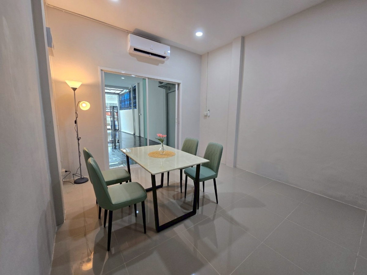 บ้านทำเลสาทร งบ 6 ล้าน มีแบบนี้อยู่จริง!   ทาวน์โฮม 4 ชั้น รีโนเวทใหม่ สภาพนางฟ้า  