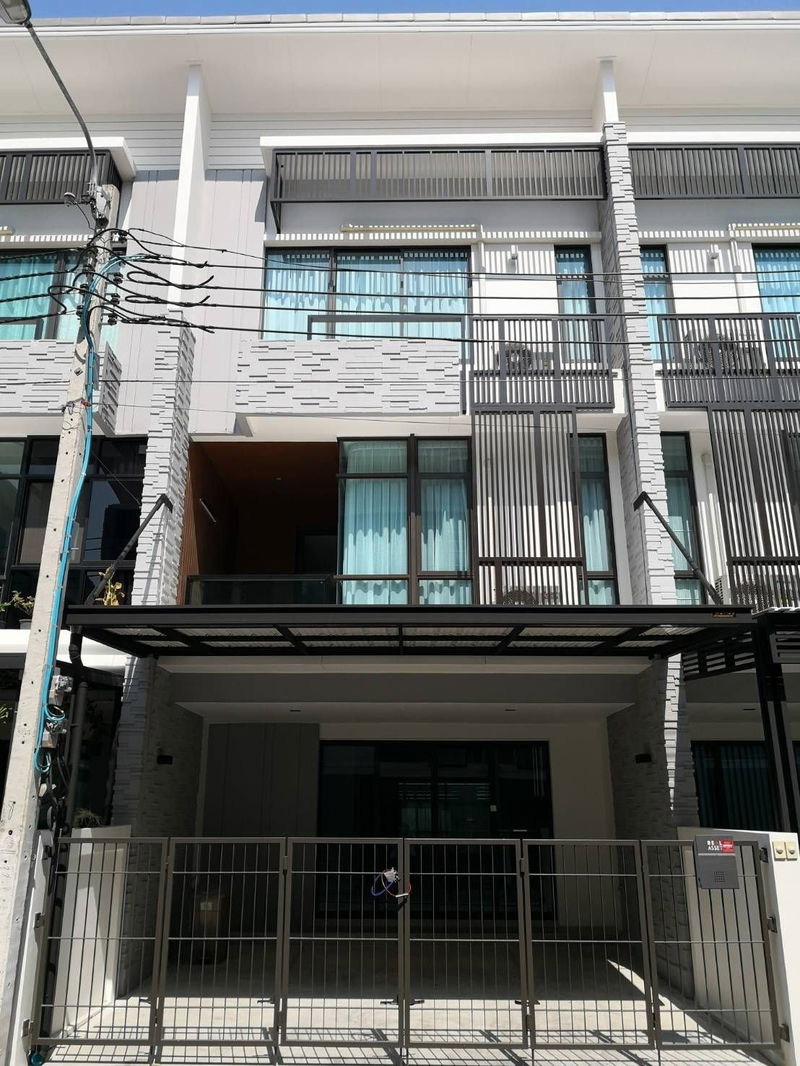 Townhouses for rent : House for rent Plex Bangna, ready to move in. If interested, contact Line @goodmanpro or call 0999029192.