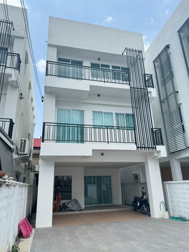 ให้เช่าบ้าน 3 ชั้น 🏣หลัง SCB   เนื้อที่ 44 ตรว. พทส. 188 ตรม. มี 4 ห้องนอน 5 ห้องน้ำ มีเตียงพร้อมฟูก 2 เตียง ตู้เย็น แอร์ครบ สามารถจอดรถได้ 4 คัน🚗🚙