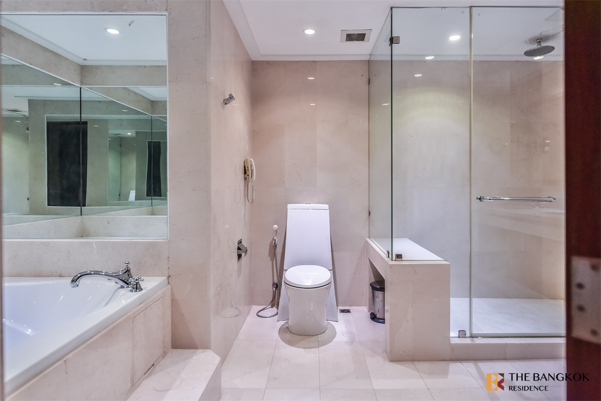 picture Somkid Gardens Luxury Condo Ready to Move-in at the Best Location near BTS Phloen Chit - 1/10