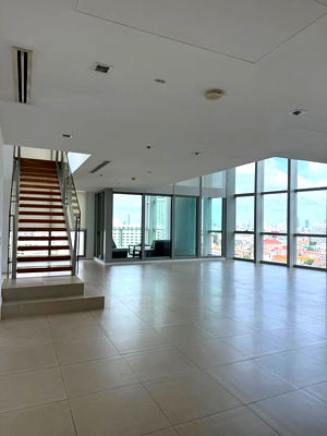 Condos for rent Charoen Nakhon Station : +++ Urgent rent +++ The River ** 4 bedrooms, size 330.72 sq.m.