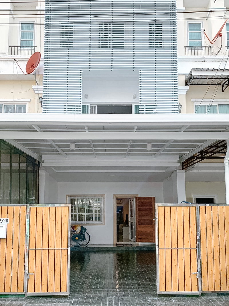 ขายทาวน์โฮม : ✨ ทาวน์โฮม 3 ชั้น สไตล์ยุโรป ใจกลางพระราม 2 ✨ รีโนเวทใหม่ทั้งหลัง พร้อมเข้าอยู่..."พาร์ค ราชาวดี พระราม 2" เพียง 3.99 ล้านบาทเท่านั้น!