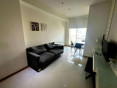 Condos for rent Sathorn Thani Tower : Big room fews steps to BTS For rent The Empire Place