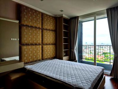 Condos for sale : 2 Bedroom Condo (corner), South, next to BTS Samrong 0 meters, The Metropolis Samrong Interchange.