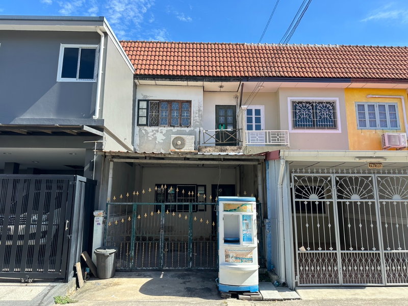 Townhouses for sale : 📢 For sale: Townhouse, Buathong Village 4 🛠 Suitable for investment and renovation 💸 Price 999,999 million 🚇 MRT