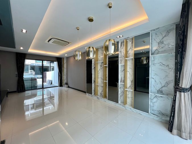 ขายทาวน์โฮม 3 ห้องนอน 168 ตร.ม. 21.9 ตร.ว. เดอะ แลนด์มาร์ค เอกมัย รามอินทรา