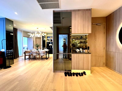ขายคอนโด : ASHTON Asoke-Rama9 ขายห้องตกแต่งพร้อมอยู่ 2 ห้องนอน ชั้นสูง วิวโล่ง