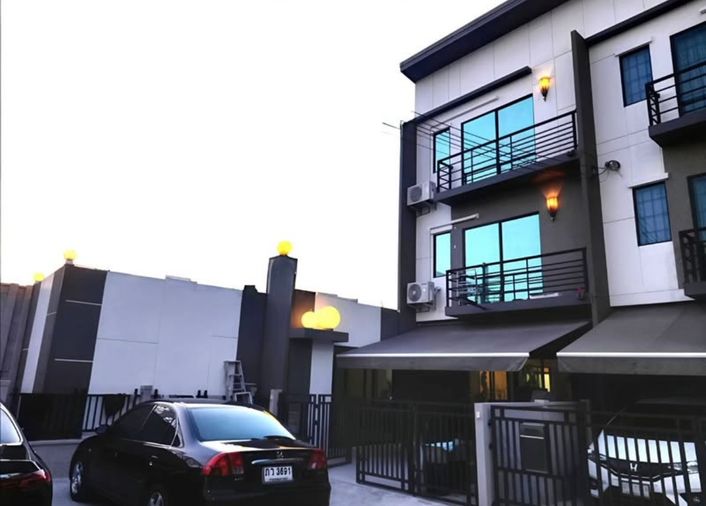 3-bed townhouse for rent, 199 sqm, Baan Klang Muang Phahonyothin - Ramintra