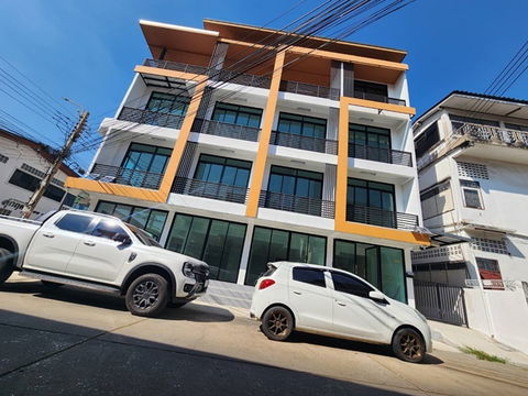 ตลาดปัฐวิกรณ์2กม. นวมินทร์65-81 แฟชั่น 2.2กม. MRTบางกะปิ 2.8กม. ให้เช่า อพาร์ทเม้นท์ 4ชั้น 14แอร์ใหม่ โชว์รูมด้านล่าง 770ตรม. 5จอดรถ
