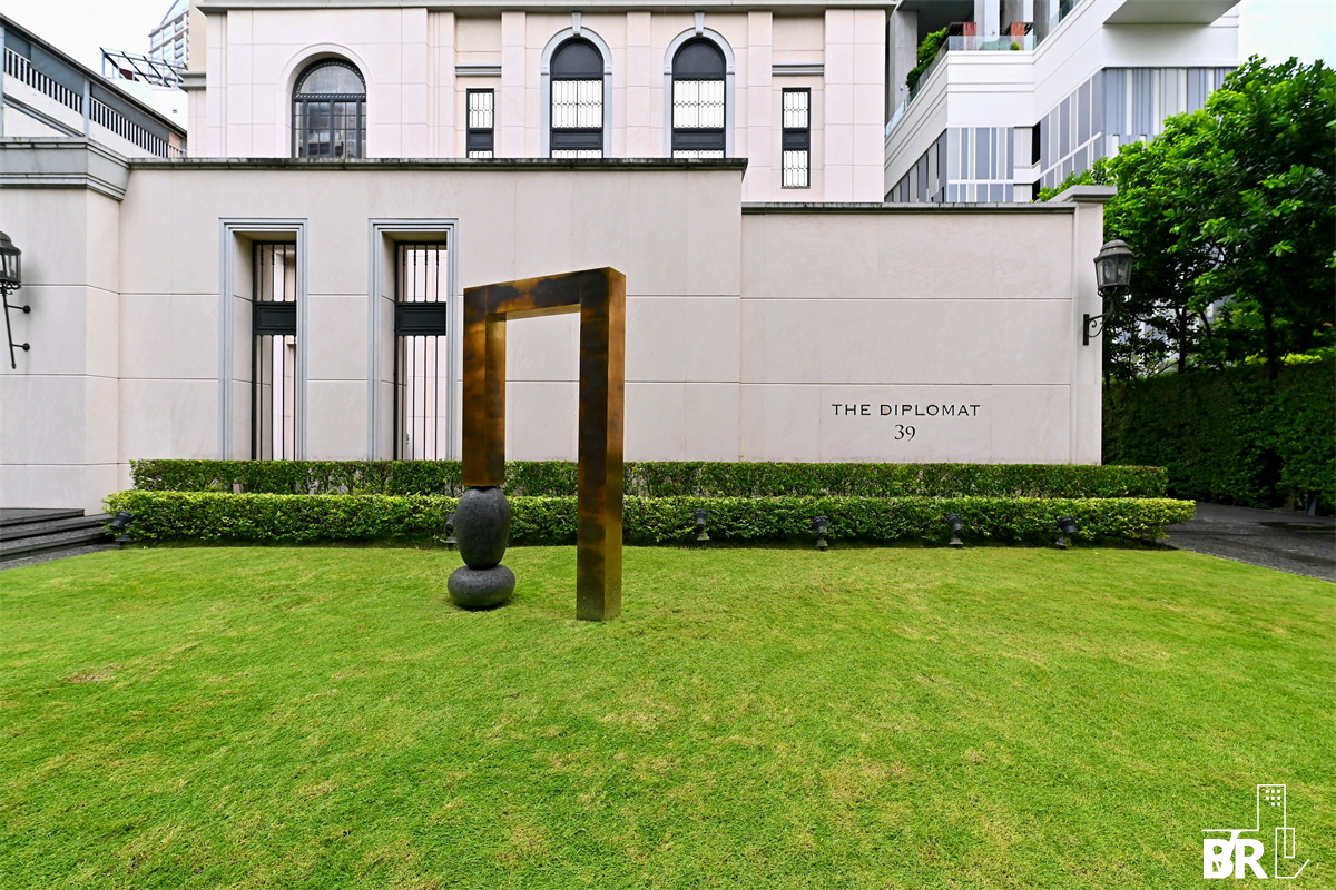 picture The Diplomat 39 Live the Luxury Style in a High-potential Location near BTS Phrom Phong - 3/9
