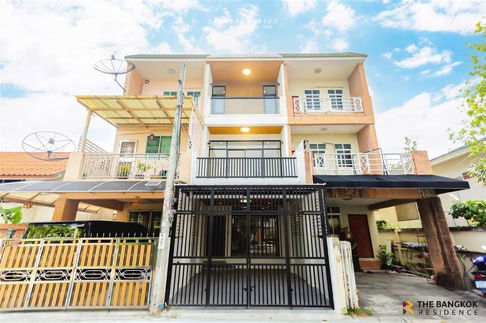  3-Storey Townhouse with 4 Bedrooms in Ladprao Area 