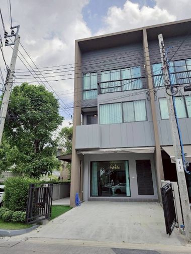 3-bed townhouse for rent, 152 sqm, 25.6 sq wah, Baan Klang Muang Rama 9 - Krungthep Kreetha