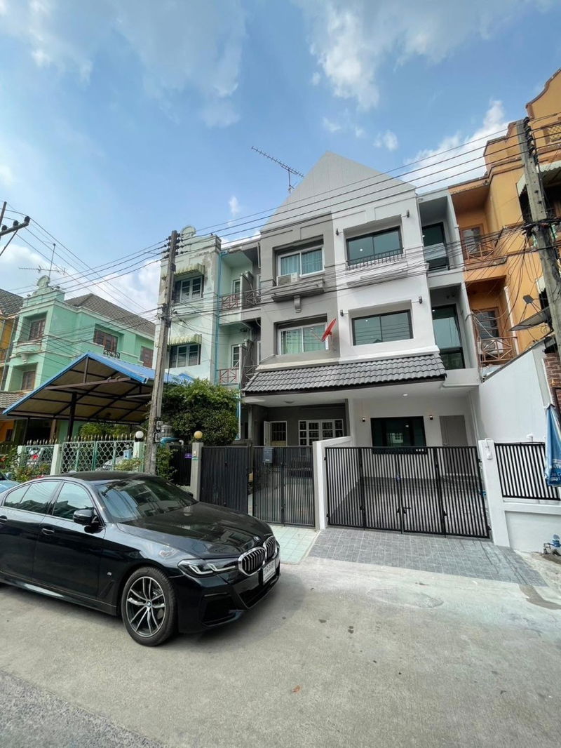 Townhouses for sale : [For sale] 3-storey townhouse, Lally Ville Village, Lam Luk Ka-Khlong 1, near the Green Line