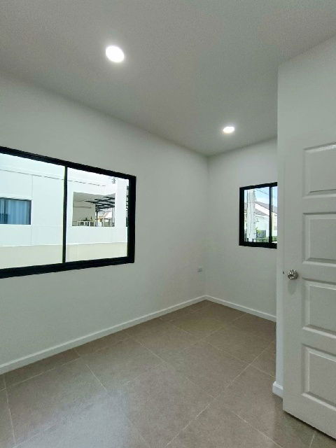 picture BIG C 4.6km. Tesco Lotus Borwin 4.9km. Makro 4.9km. PTT Station Eastern Seaboard New 2-storey townho - 4/8