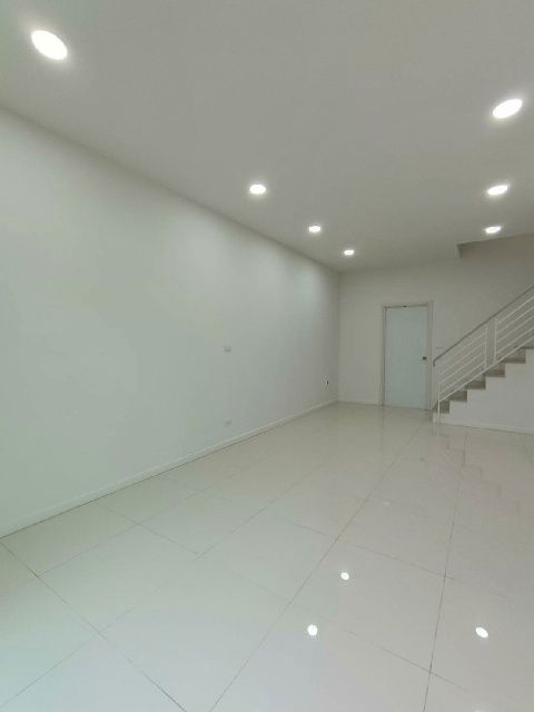 picture BIG C 4.6km. Tesco Lotus Borwin 4.9km. Makro 4.9km. PTT Station Eastern Seaboard New 2-storey townho - 2/8