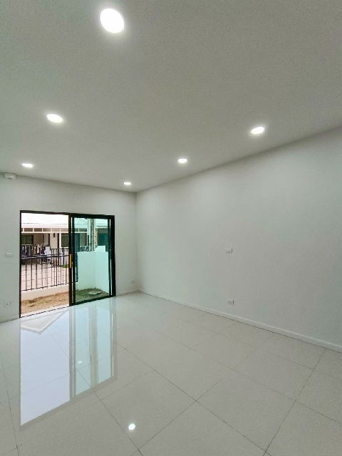 picture BIG C 4.6km. Tesco Lotus Borwin 4.9km. Makro 4.9km. PTT Station Eastern Seaboard New 2-storey townho - 3/8