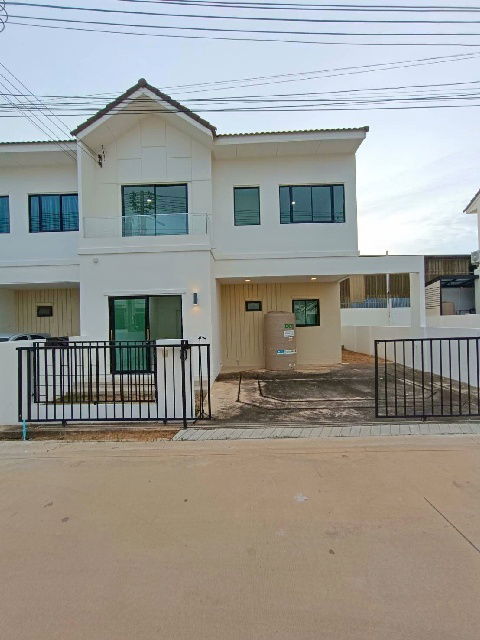 picture BIG C 4.6km. Tesco Lotus Borwin 4.9km. Makro 4.9km. PTT Station Eastern Seaboard New 2-storey townho - 1/8