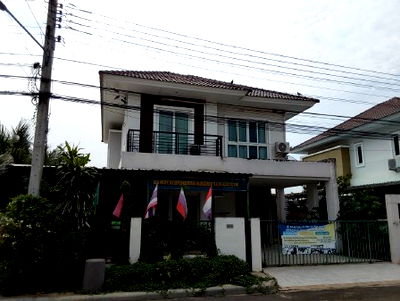 บ้านเดี่ยว นนทบุรี : บ้านเดี่ยว เนื้อที่ทั้งหมด 202.4 ตารางเมตร 98/20 หมู่บ้านพฤกษ์พิมาน 5 (กาญจนาภิเษก-ลาดปลาดุก) ตำบลบางคูรัด อำเภอบางบัวทอง นนทบุรี ราคา 3,000,000 บาท