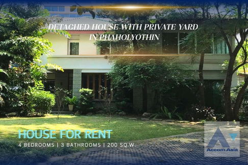 🔼🔽 AccomA 📩 Detached house with warm interiors and private yard in Phaholyothin (AA30003)