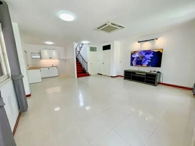 picture MRT Ram Intra 40 600 m. For rent 2-storey detached house large house 150 sq.wa.400 sq.m.4 bed 4 bath - 4/8
