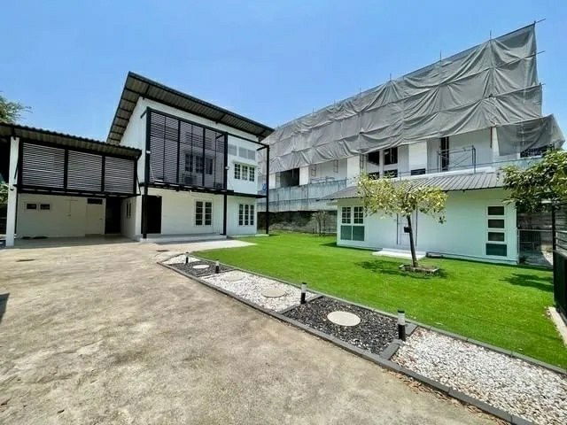 picture MRT Ram Intra 40 600 m. For rent 2-storey detached house large house 150 sq.wa.400 sq.m.4 bed 4 bath - 1/8