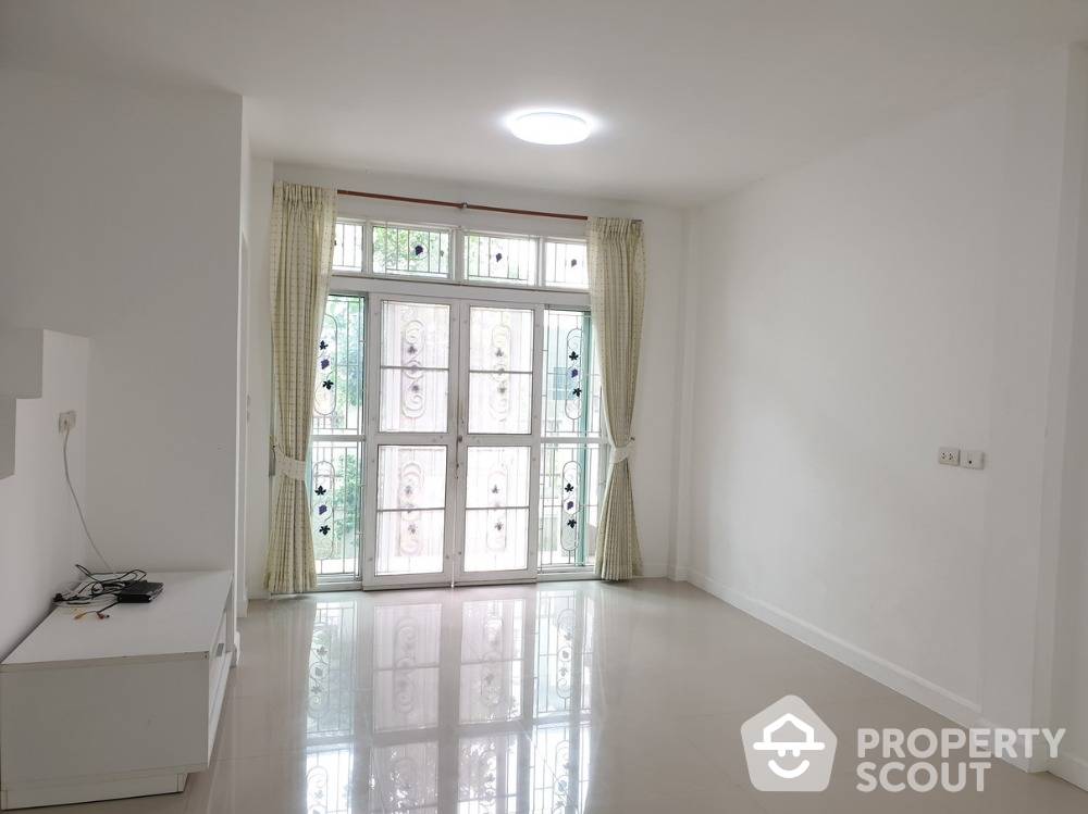 picture 3-BR Townhouse near MRT Khlong Bang Phai (ID 1322241) - 3/15