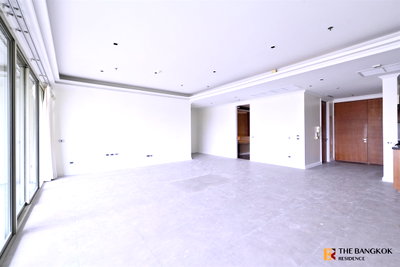 Condos for rent : Ultimate Luxury Condo in Business District The Lakes near BTS Asok 