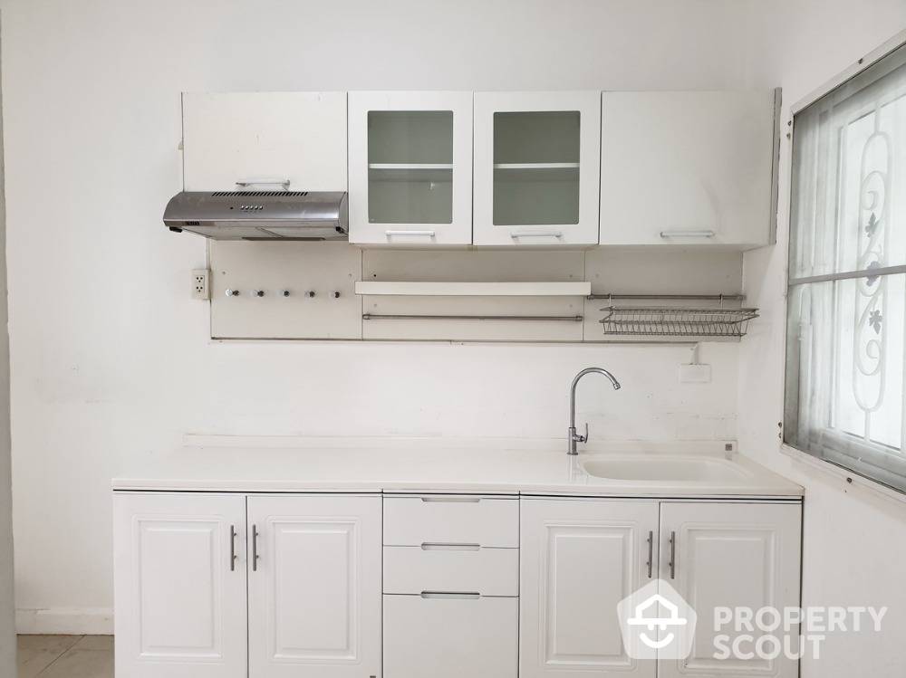 picture 3-BR Townhouse near MRT Khlong Bang Phai (ID 1322241) - 4/15