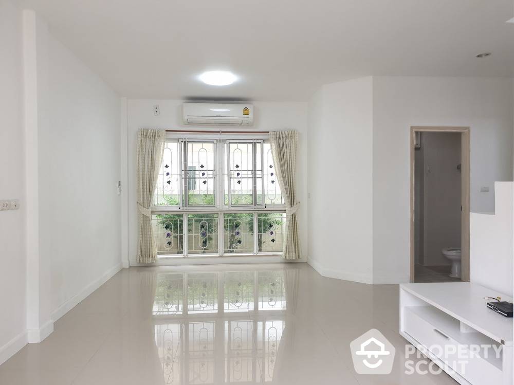picture 3-BR Townhouse near MRT Khlong Bang Phai (ID 1322241) - 1/15