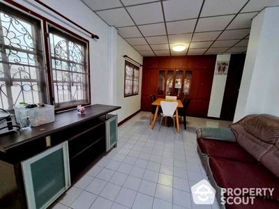 Houses for sale Min Buri : 3-BR House in Saen Saep (ID 1959477)
