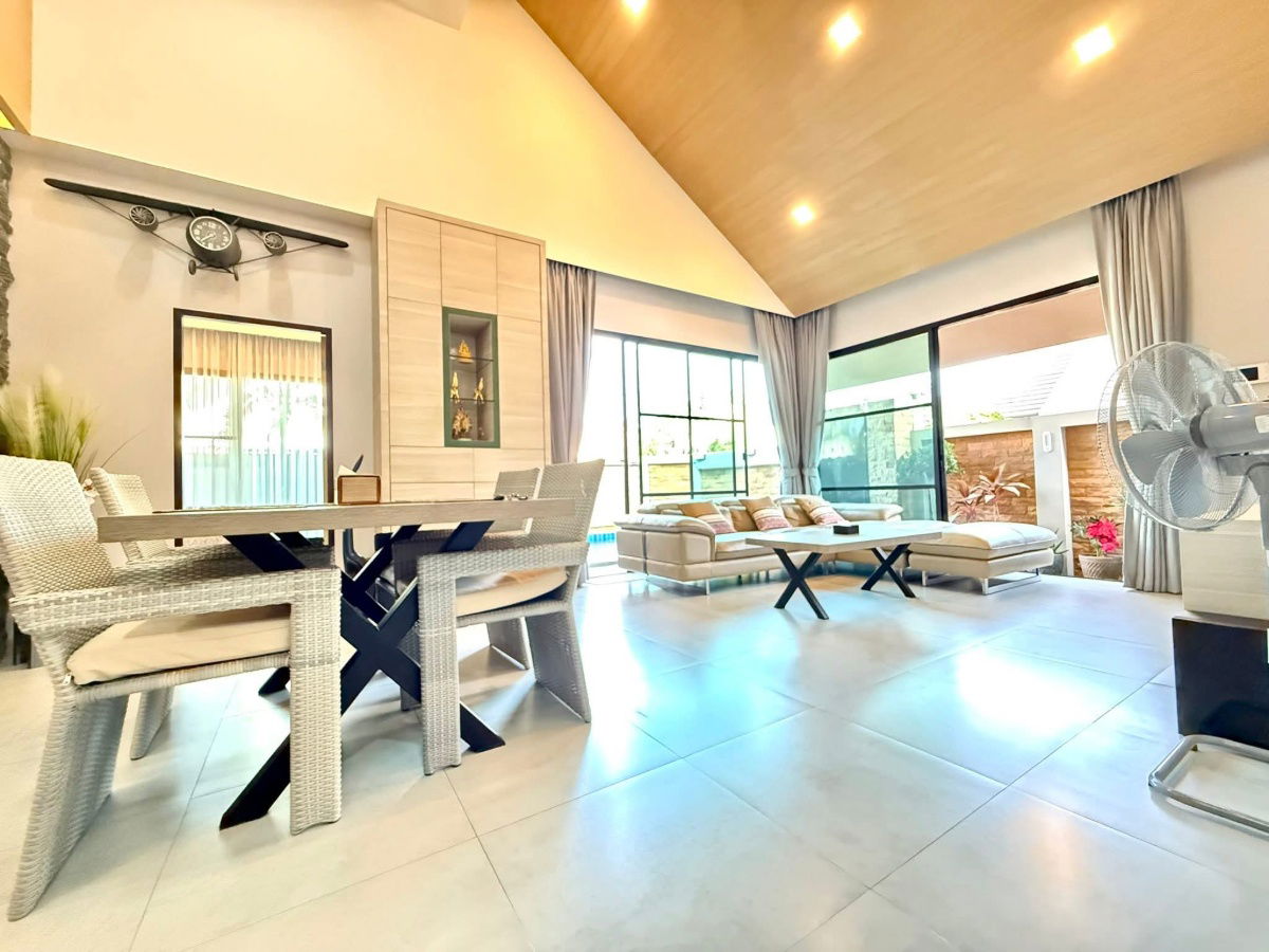 picture Selling The Maple Pool villa 5.9 Million  - 13/24