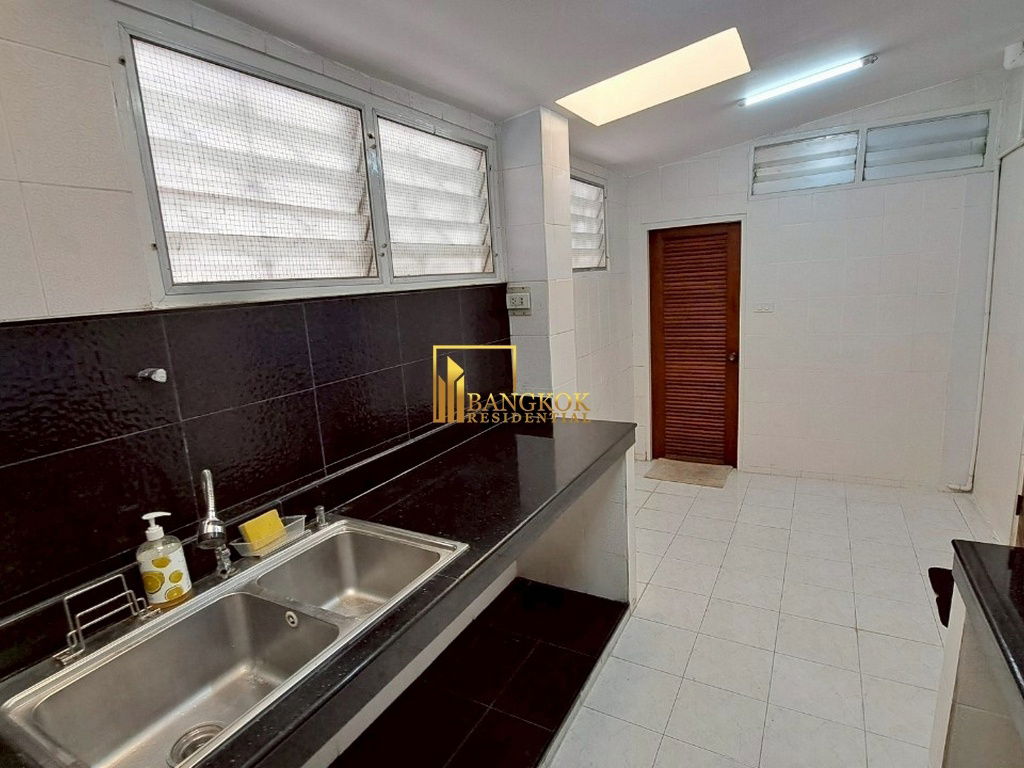 รูป Spacious 5 Bedroom Townhouse For Rent in Ekkamai Area - BR49052TH - รูปที่ 6/18